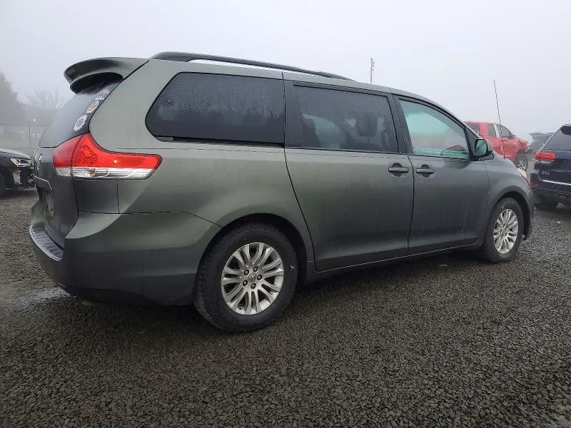 2013 TOYOTA SIENNA XLE  