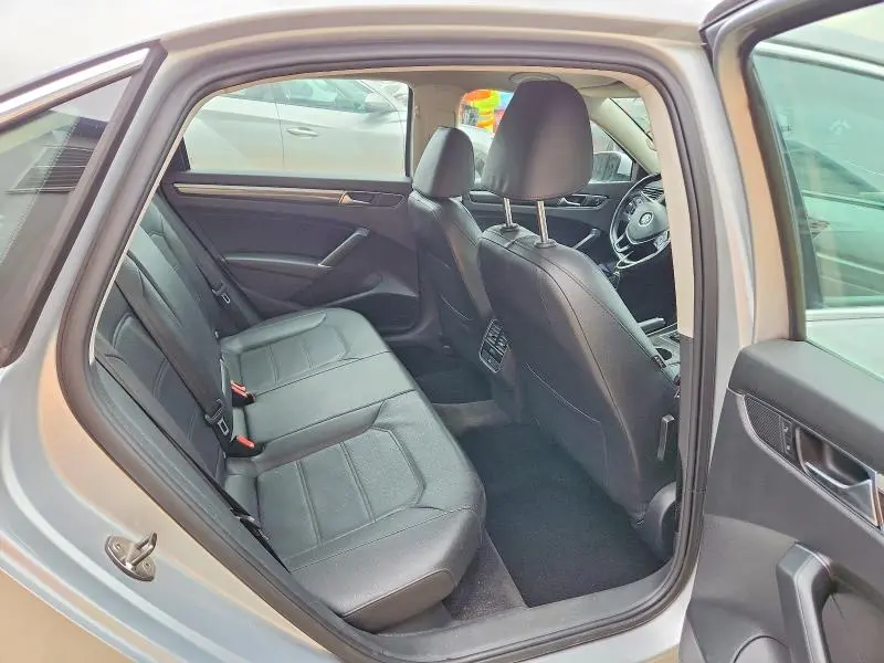 2017 VOLKSWAGEN PASSAT SE  