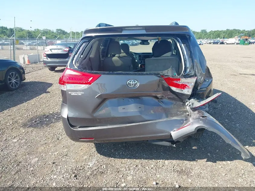 2011 TOYOTA SIENNA XLE V6