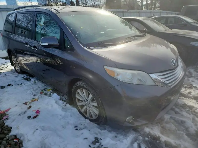 2013 TOYOTA SIENNA XLE  