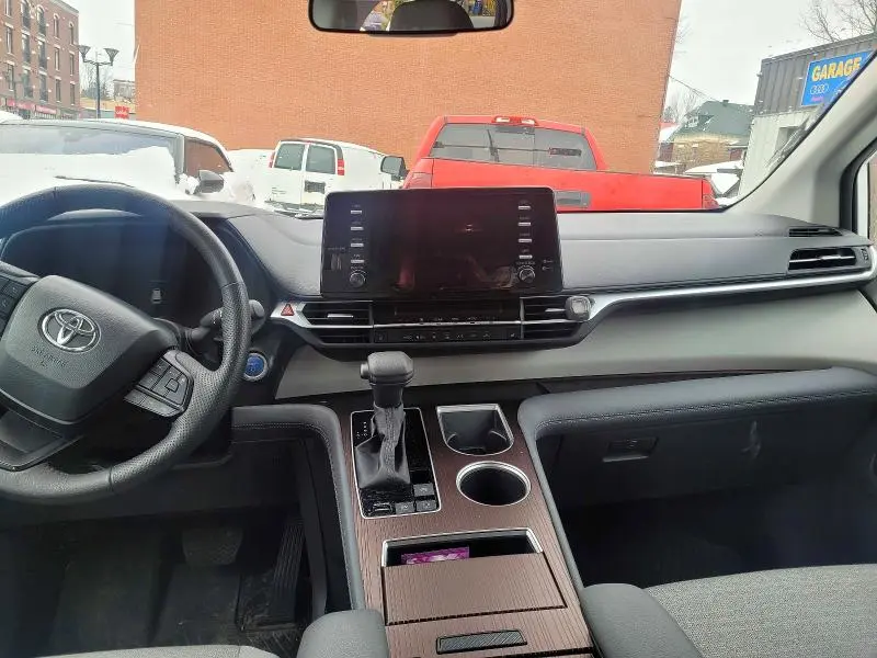 2024 TOYOTA SIENNA LE  