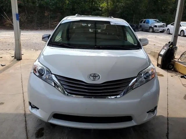 2017 TOYOTA SIENNA XLE  