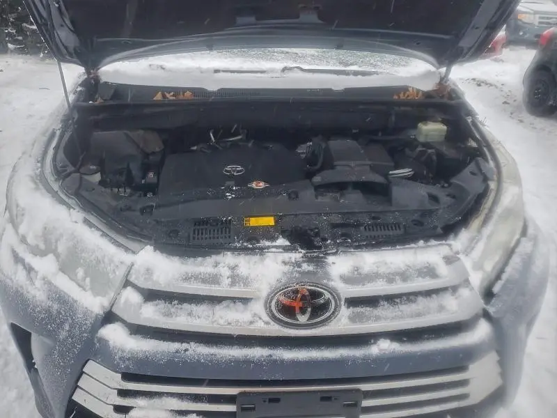 2018 TOYOTA HIGHLANDER SE  