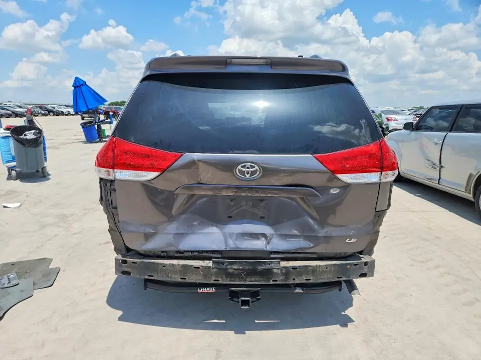 2013 TOYOTA SIENNA LE  