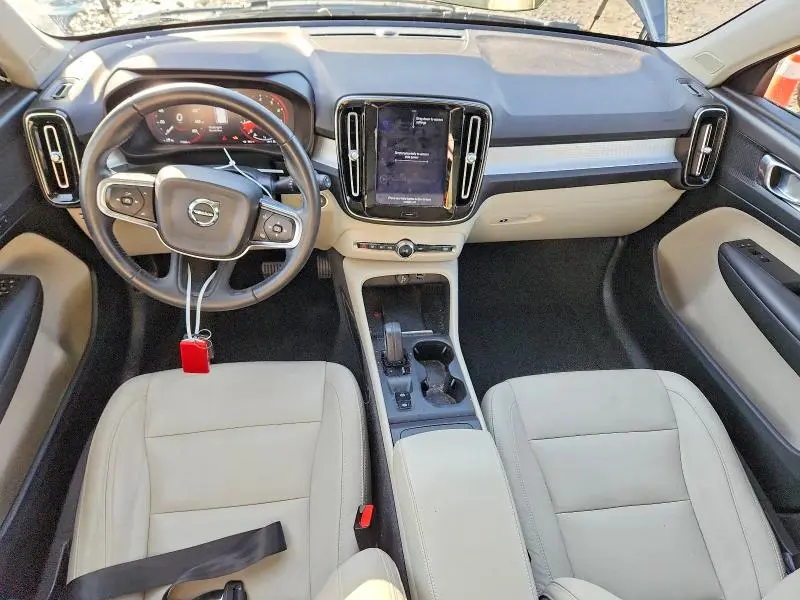2019 VOLVO XC40 T5 MOMENTUM  