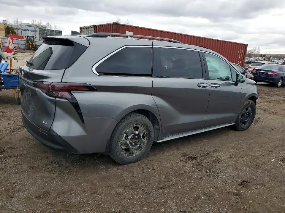 2026 TOYOTA SIENNA LE  