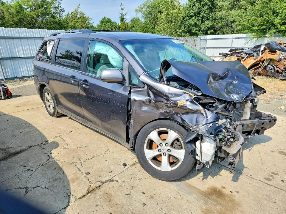 2015 TOYOTA SIENNA LE  