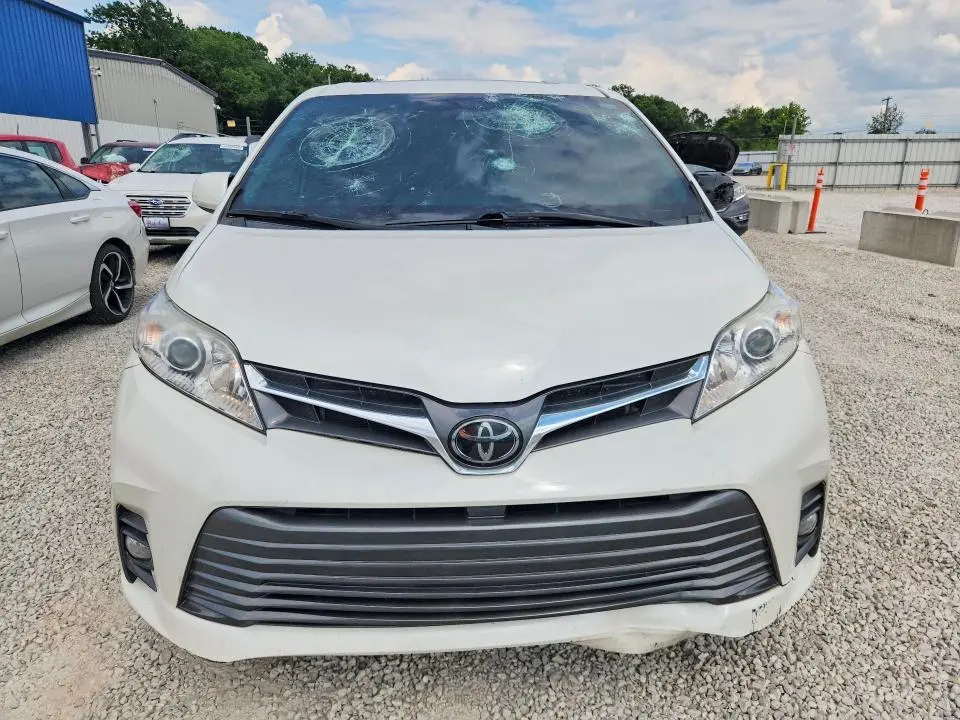 2019 TOYOTA SIENNA XLE 8-PASSENGER  