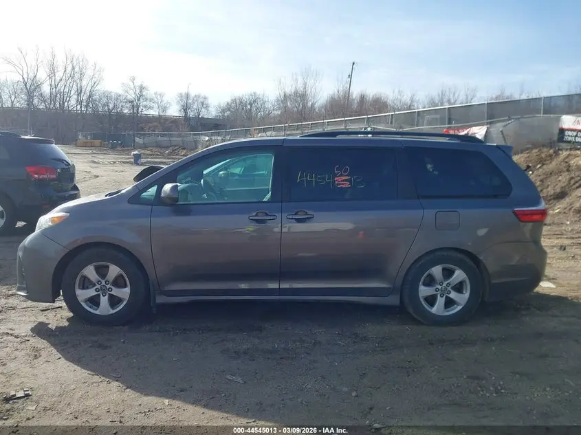 2019 TOYOTA SIENNA LE 8 PASSENGER