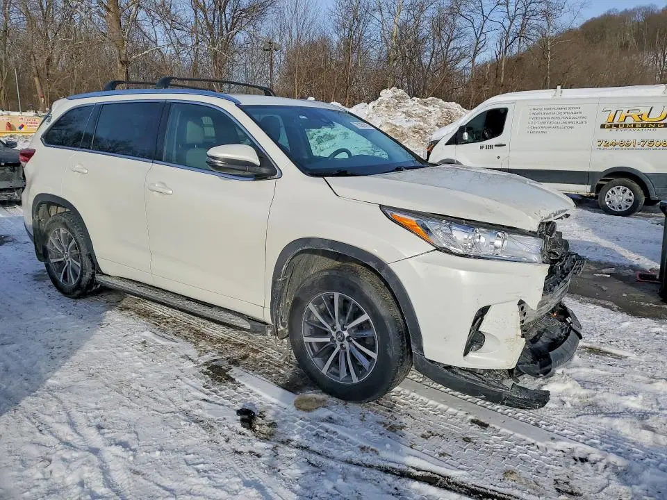 2017 TOYOTA HIGHLANDER SE  