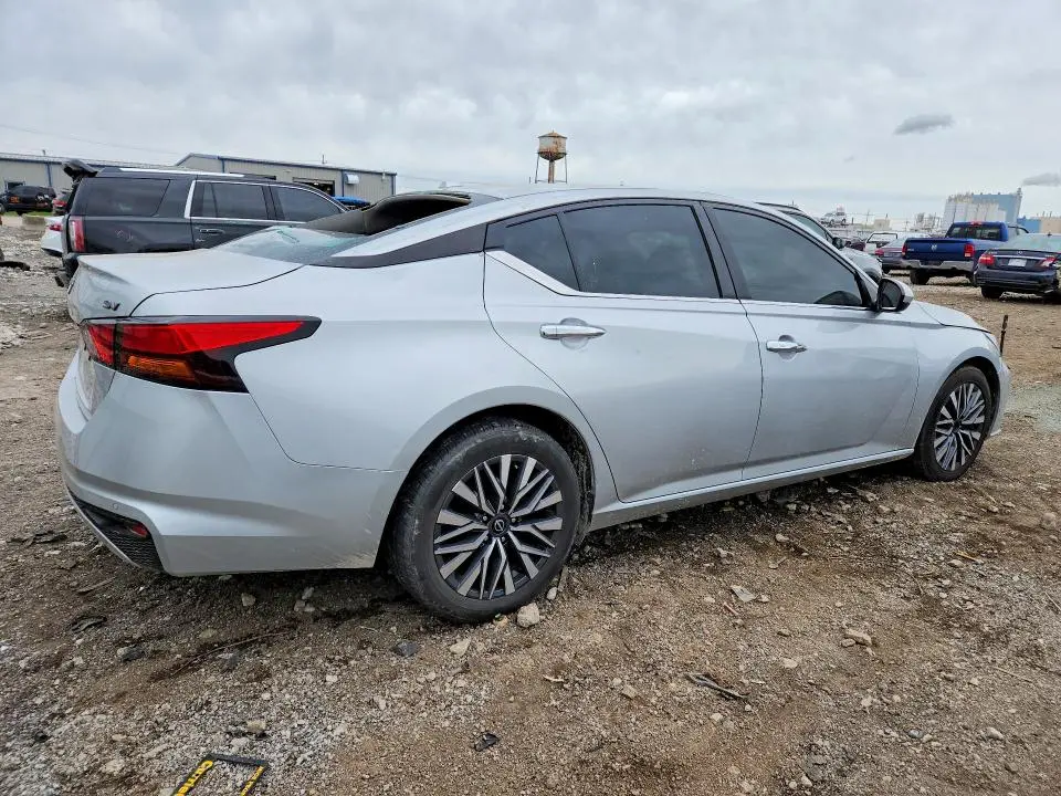 2023 NISSAN ALTIMA SV  
