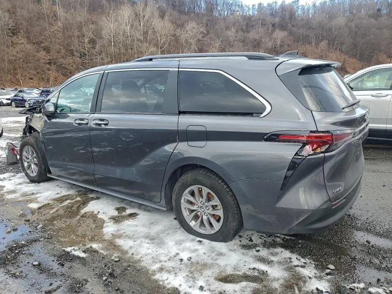 2025 TOYOTA SIENNA XLE  