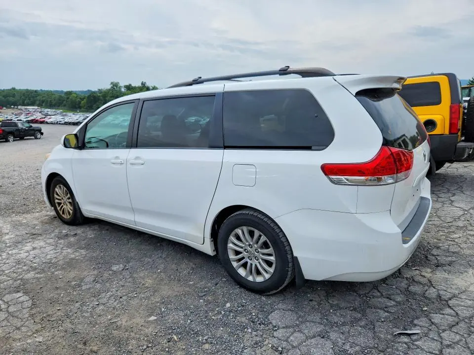 2014 TOYOTA SIENNA XLE 8-PASSENGER  