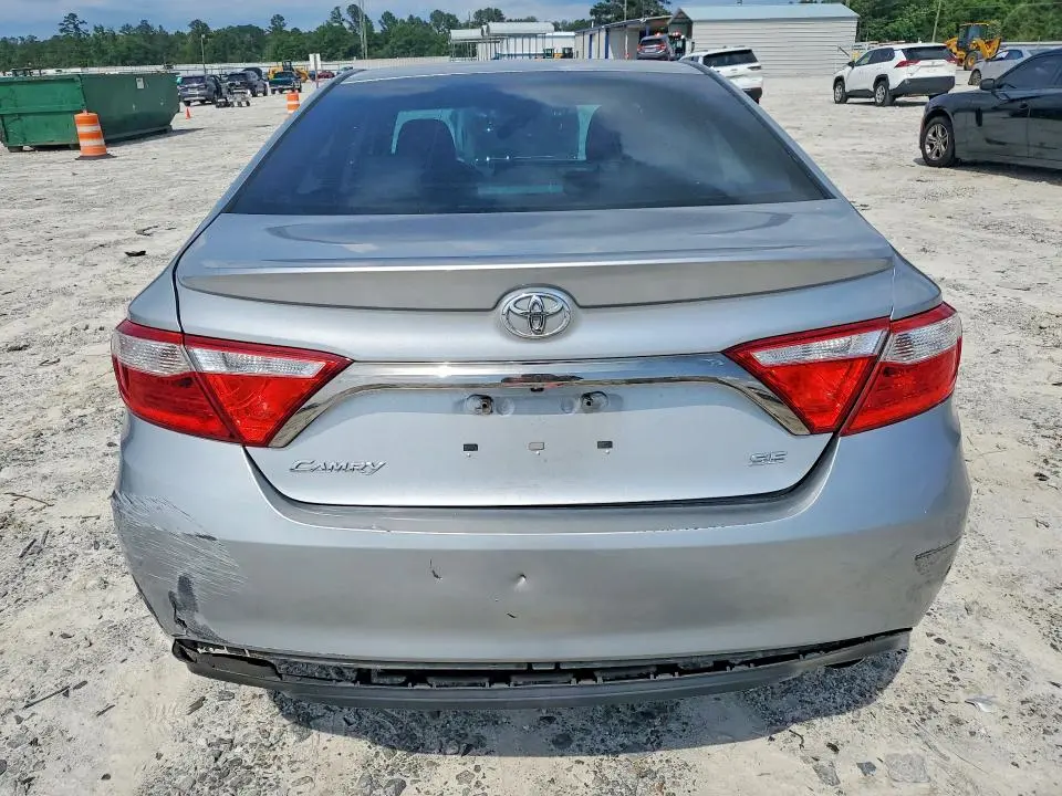 2016 TOYOTA CAMRY SE  