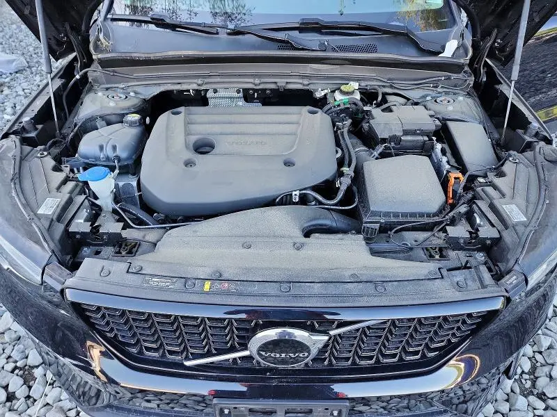 2024 VOLVO XC40 PLUS  