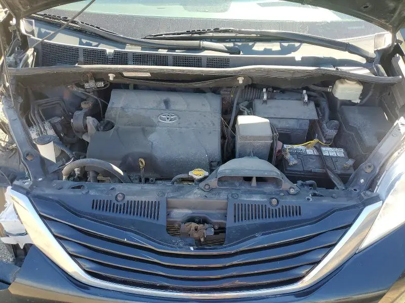 2015 TOYOTA SIENNA LE  