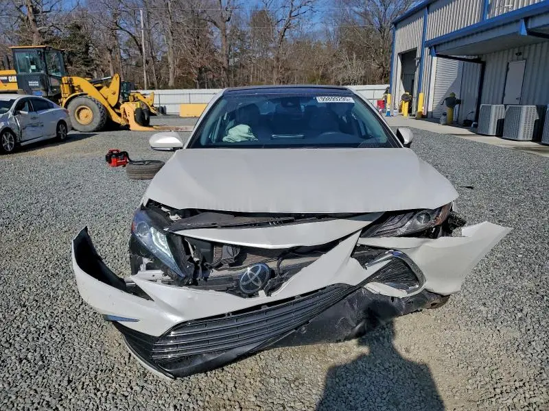 2021 TOYOTA CAMRY XLE  