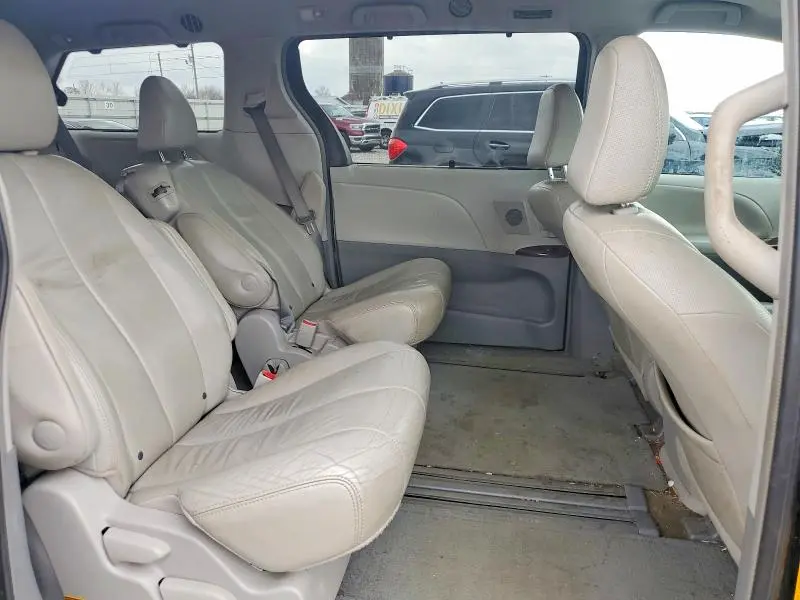 2013 TOYOTA SIENNA XLE  