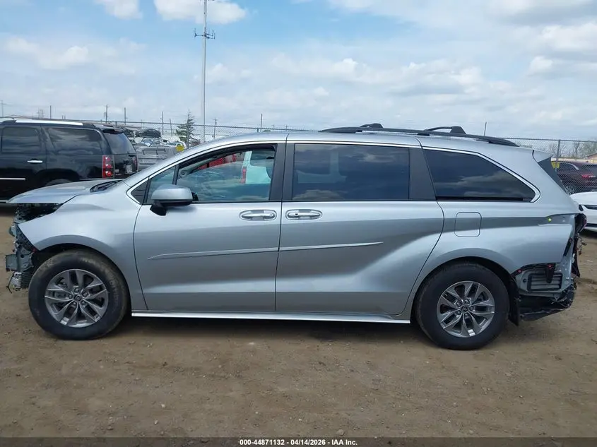 2022 TOYOTA SIENNA XLE