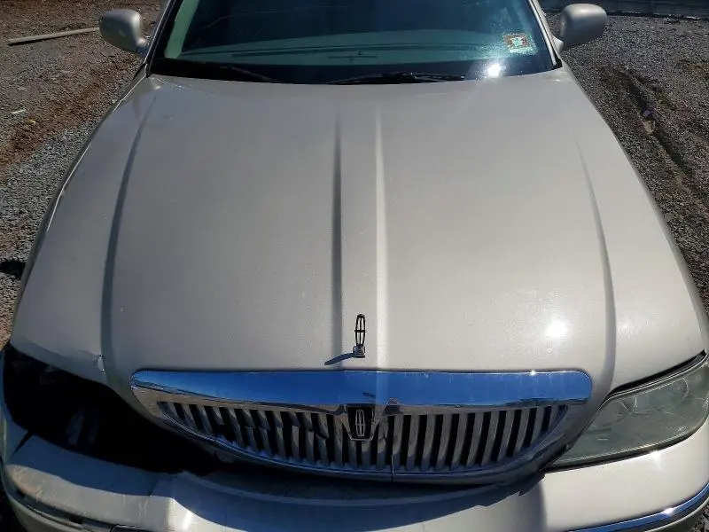 2011 LINCOLN TOWN CAR SIGNATURE LIMITED  