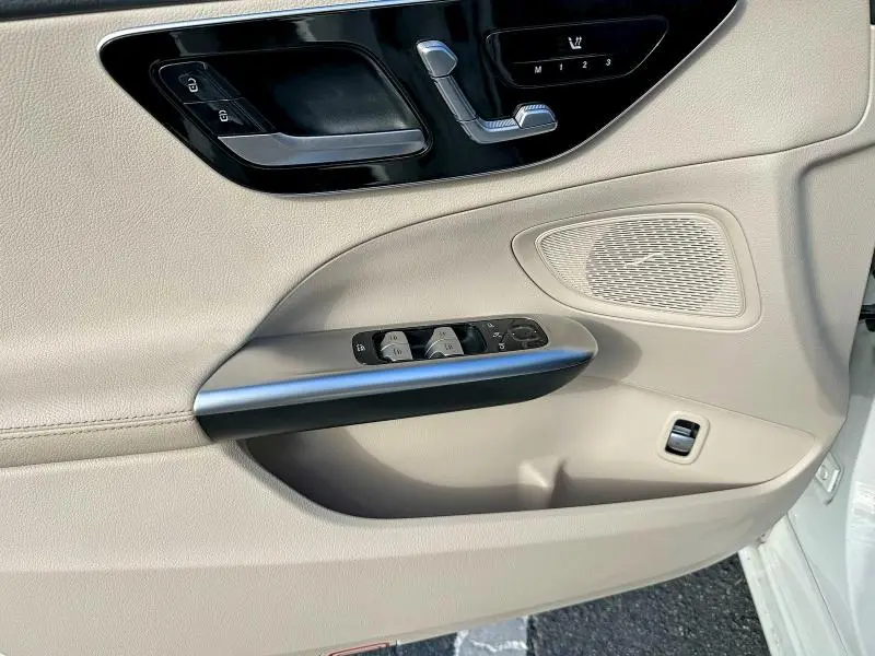 2023 MERCEDES-BENZ C 300  