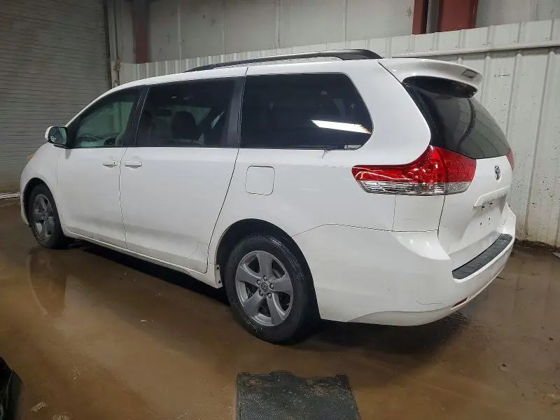 2011 TOYOTA SIENNA LE 8-PASSENGER  