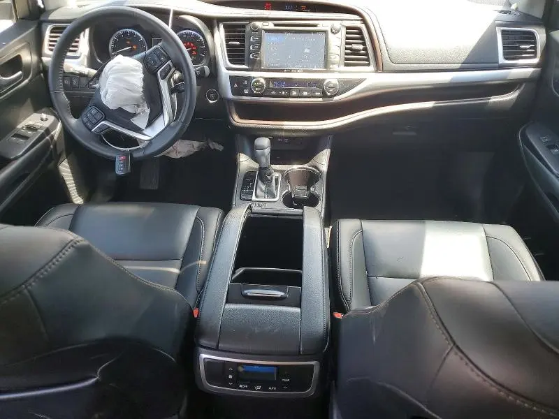 2019 TOYOTA HIGHLANDER SE  