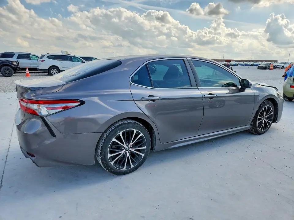 2018 TOYOTA CAMRY SE  