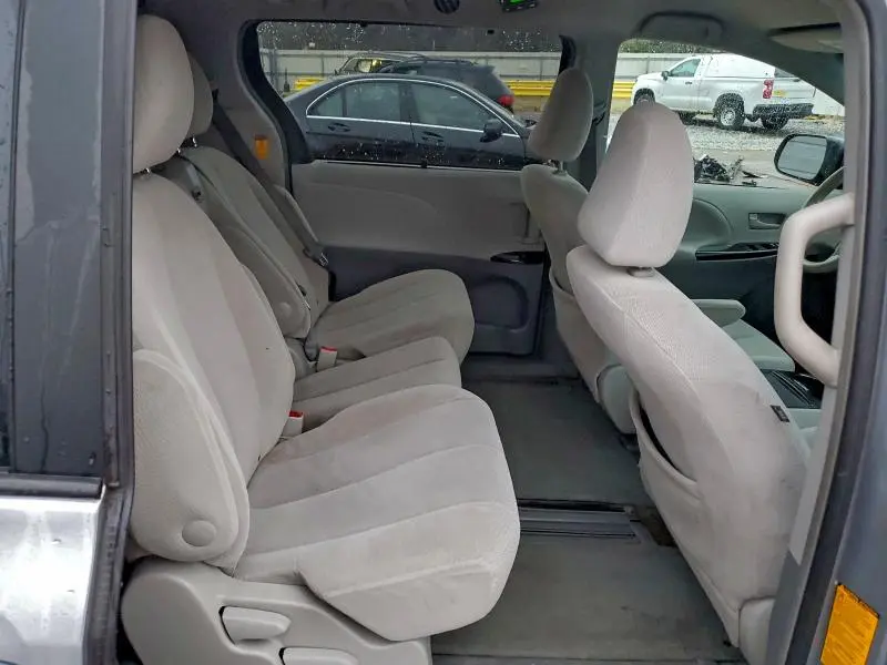 2014 TOYOTA SIENNA LE  