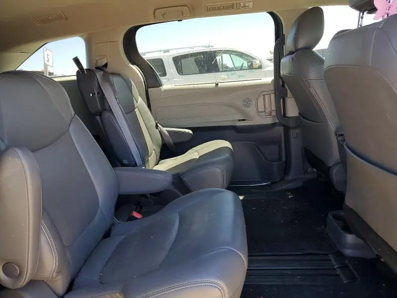 2021 TOYOTA SIENNA LE  