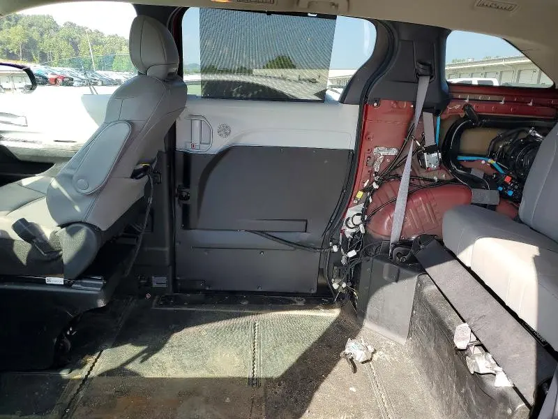 2025 TOYOTA SIENNA XLE 8-PASSENGER  