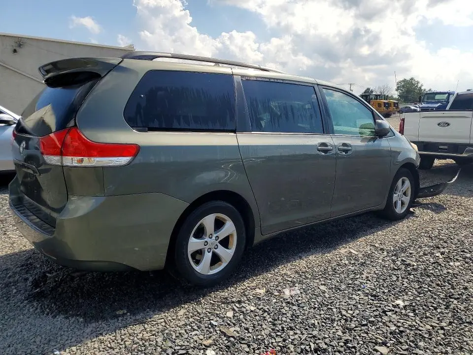 2013 TOYOTA SIENNA LE  