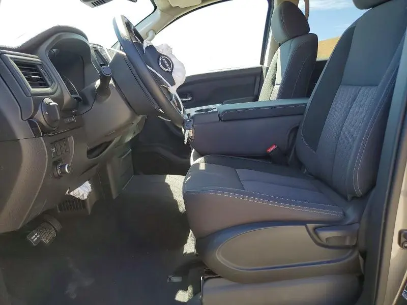 2024 NISSAN TITAN SV  