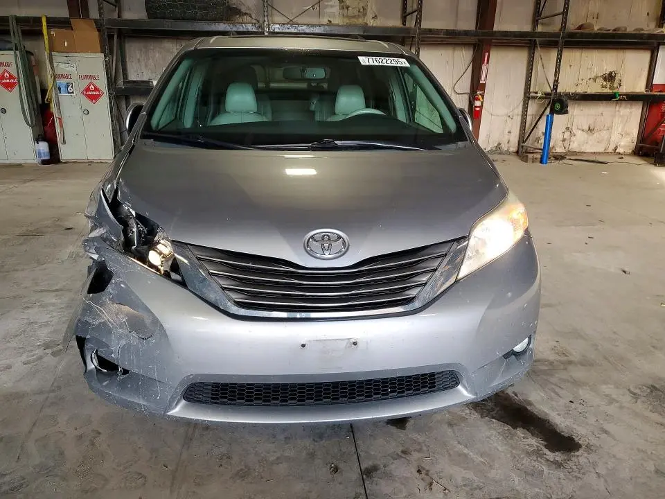 2013 TOYOTA SIENNA XLE  