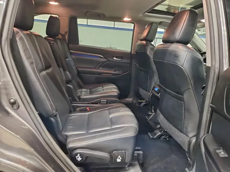 2017 TOYOTA HIGHLANDER SE  