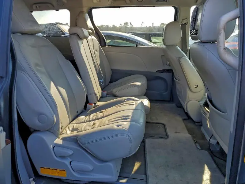 2013 TOYOTA SIENNA XLE  