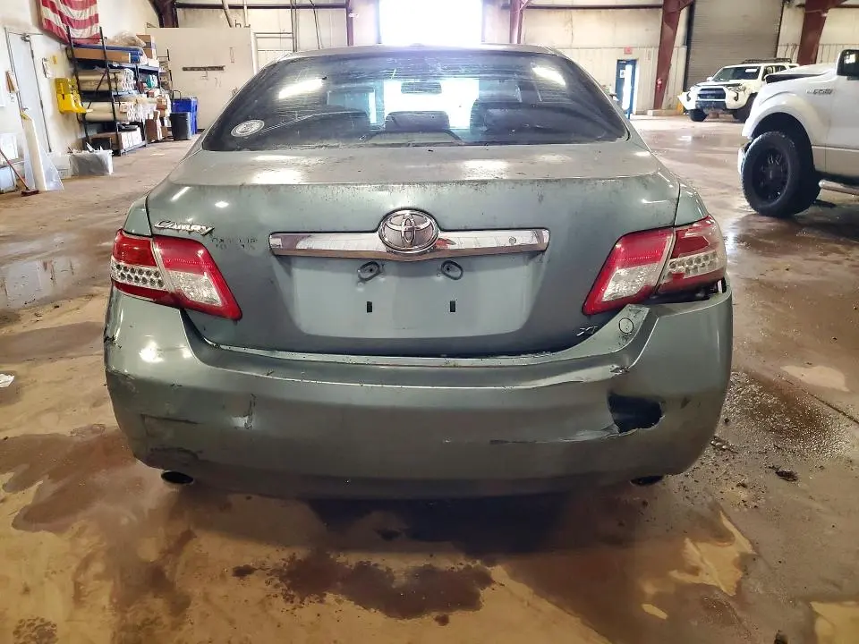 2011 TOYOTA CAMRY XLE V6  