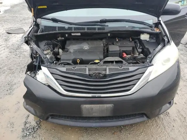 2013 TOYOTA SIENNA LE  