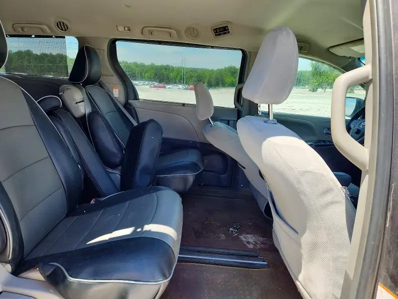 2016 TOYOTA SIENNA LE  