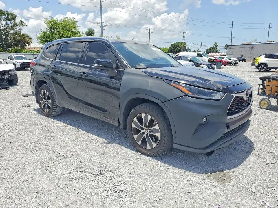 2021 TOYOTA HIGHLANDER XLE  