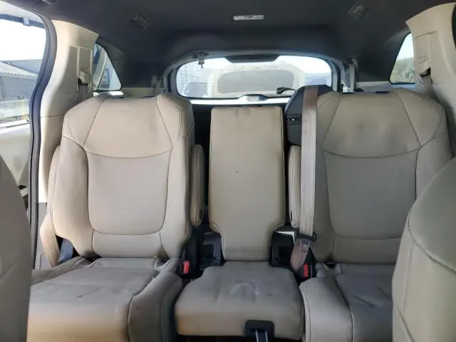2021 TOYOTA SIENNA XLE  