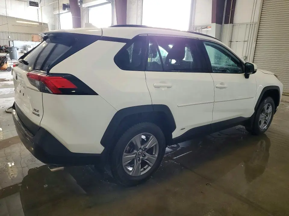 2022 TOYOTA RAV4 XLE  