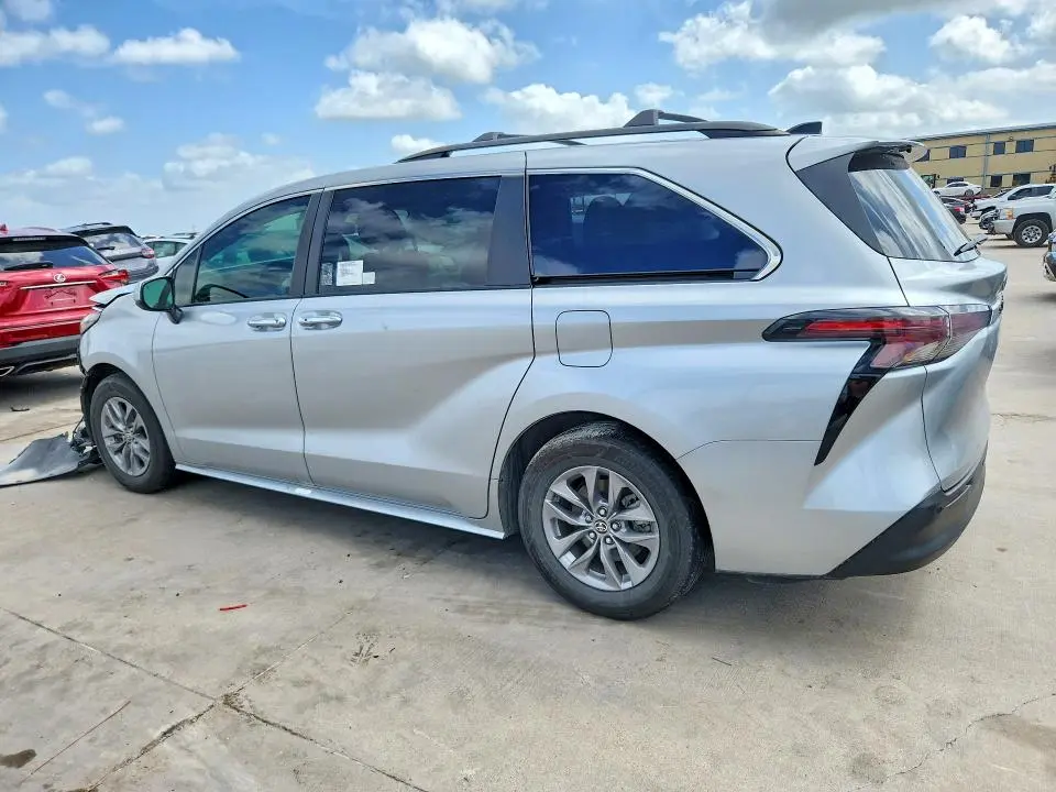 2023 TOYOTA SIENNA XLE  