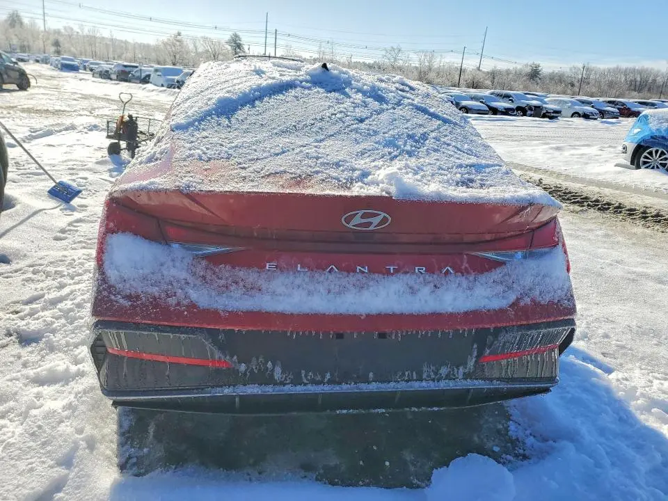 2024 HYUNDAI ELANTRA SE  