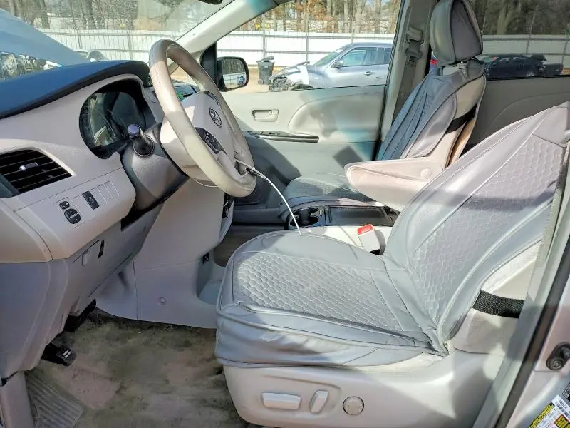 2013 TOYOTA SIENNA LE  