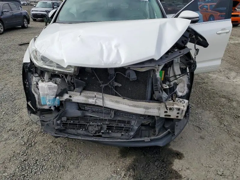 2017 TOYOTA HIGHLANDER LE  