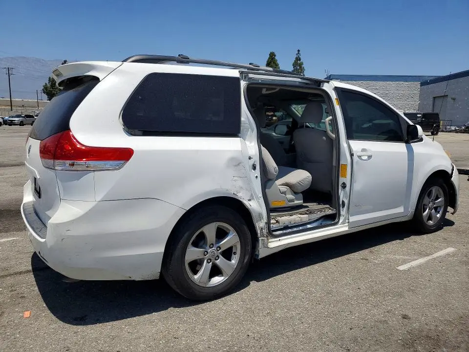 2013 TOYOTA SIENNA LE  