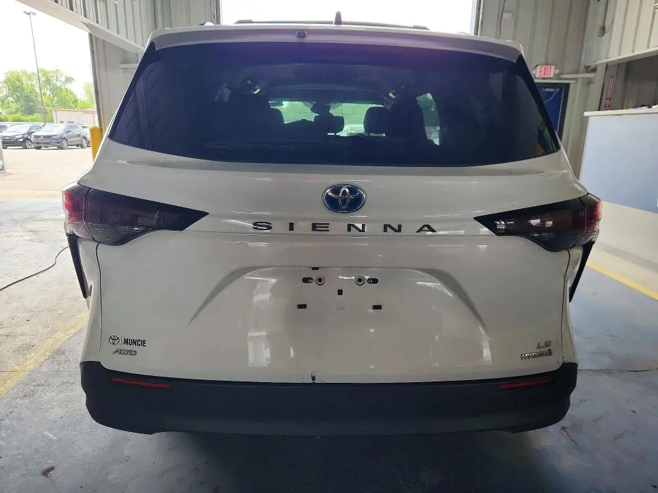 2024 TOYOTA SIENNA LE  