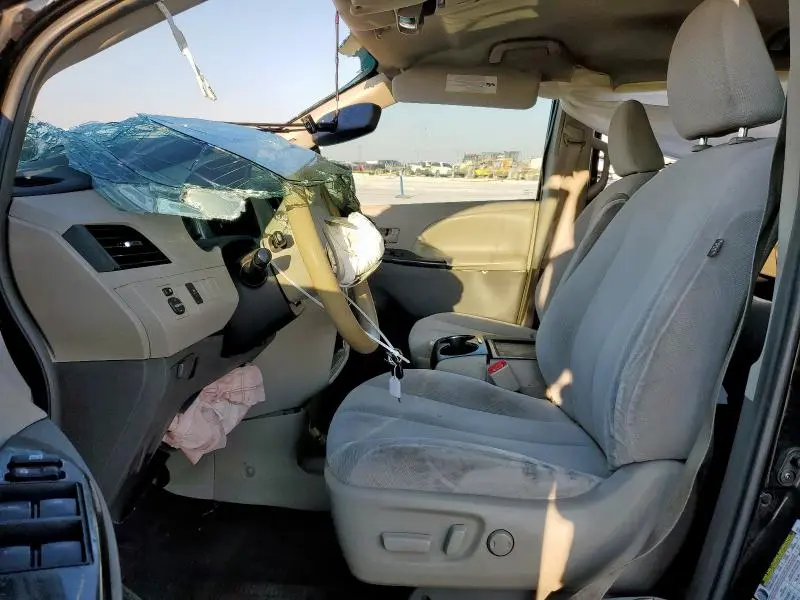 2014 TOYOTA SIENNA LE  