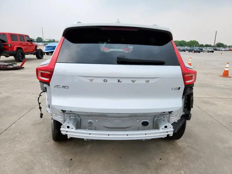 2021 VOLVO XC40 T5 MOMENTUM  